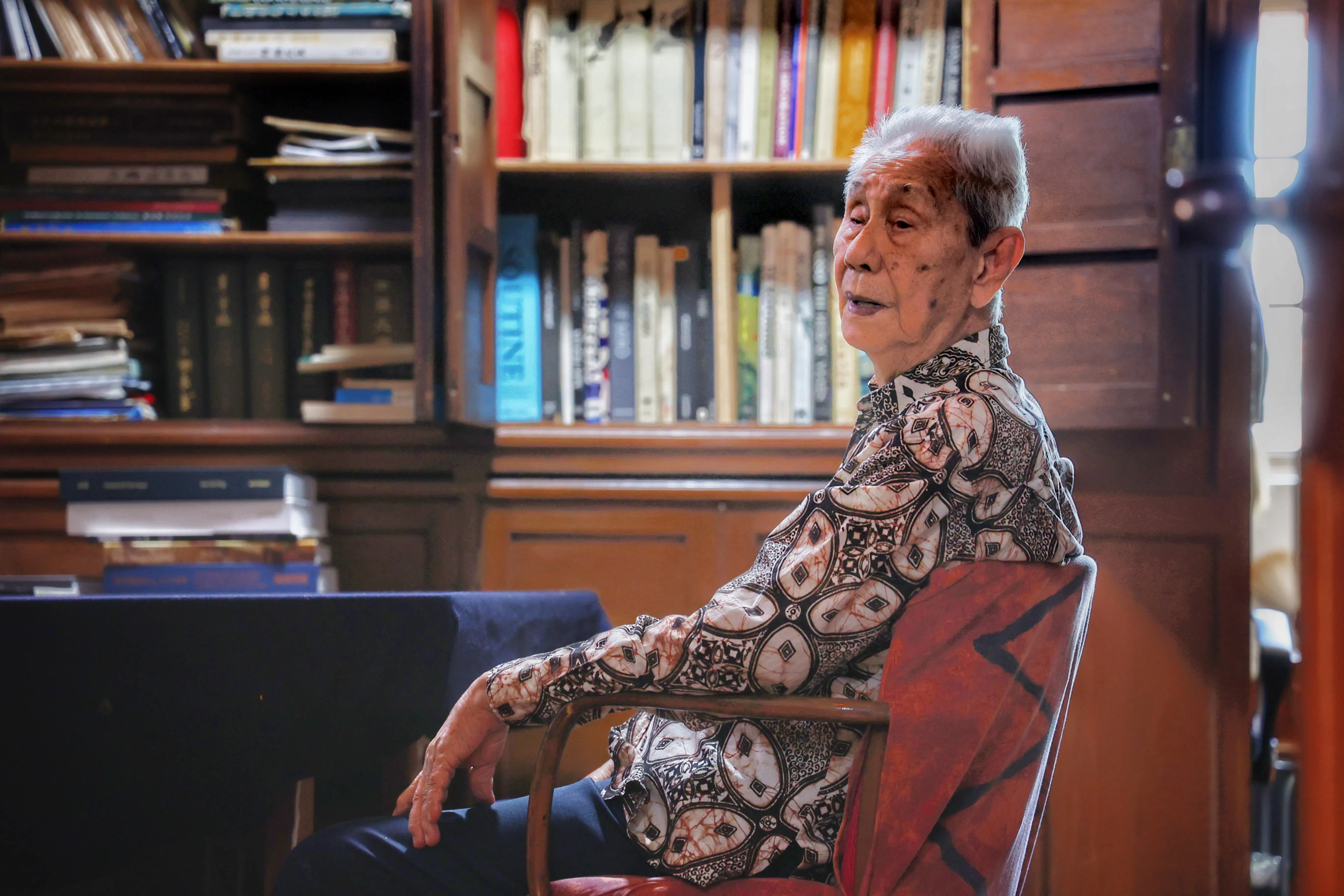 林子平画室不大，却是他晚年创作的宇宙，给予摄制团队源源不断的取景灵感。（郑一鸣摄）