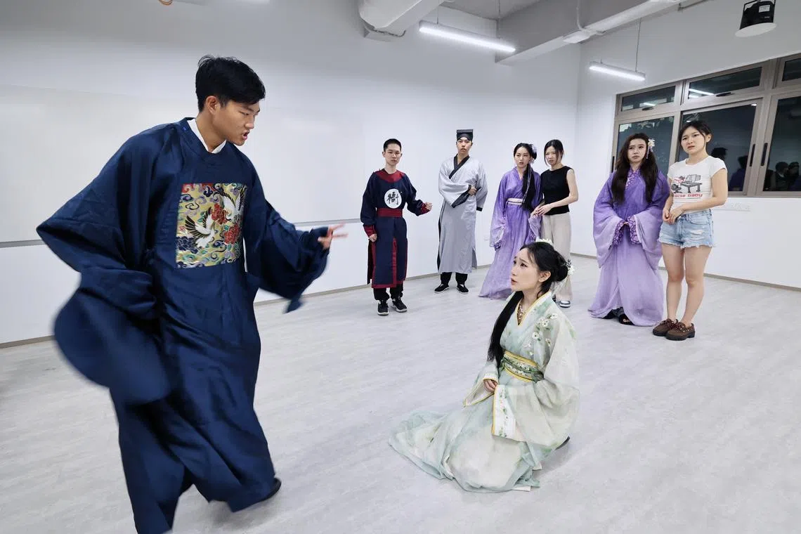 国大九十度中文话剧社原创大戏《灵河》，导演为了让女演员有更多担任主要角色的机会，决定创作原创剧本。（周国威摄）