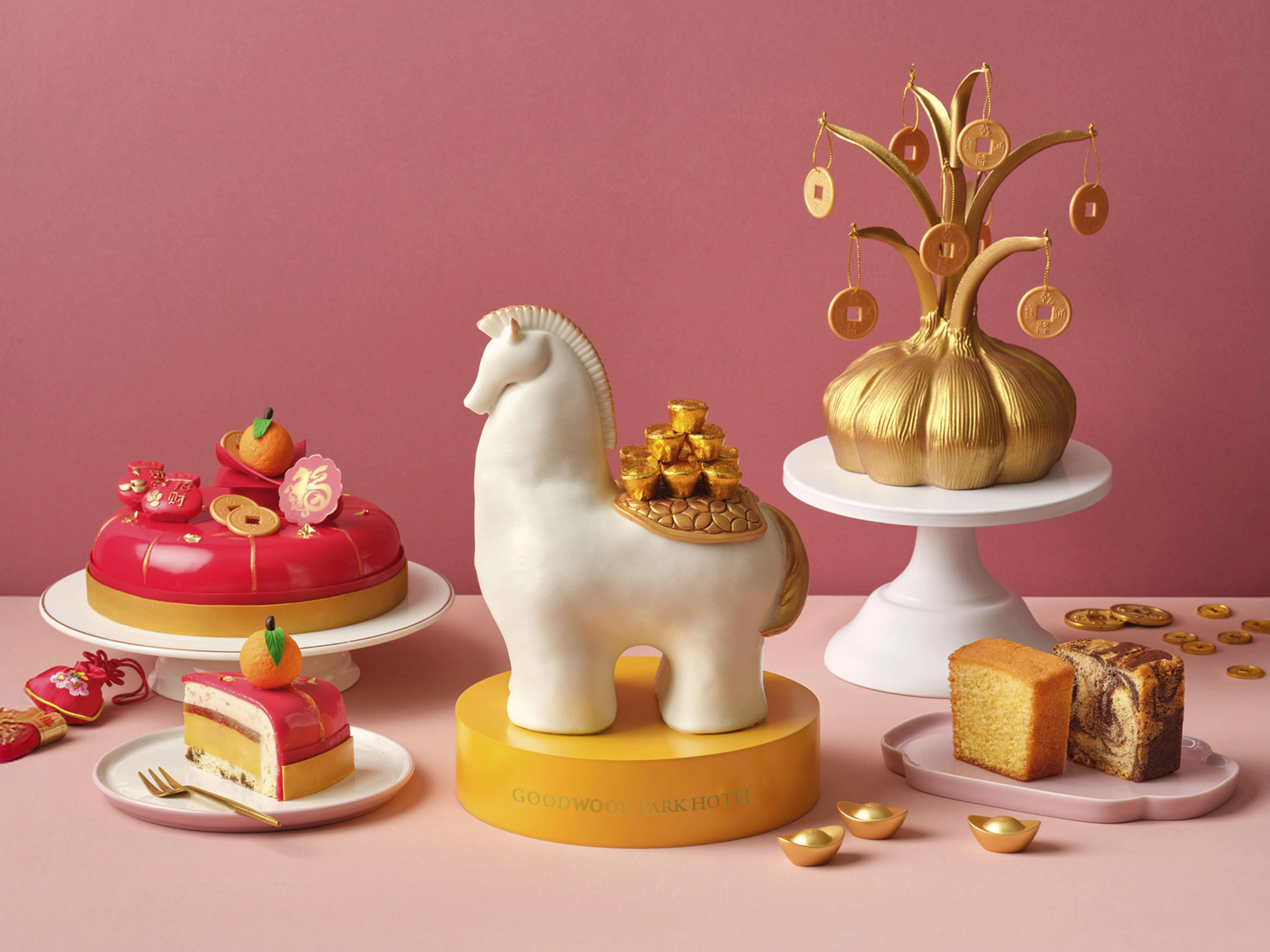 新加坡良木园酒店配合马年，推出猫山王桂花迎春蛋糕（左起）、白马祥腾牛油蛋糕与金蒜纳福大理石蛋糕。（酒店提供）