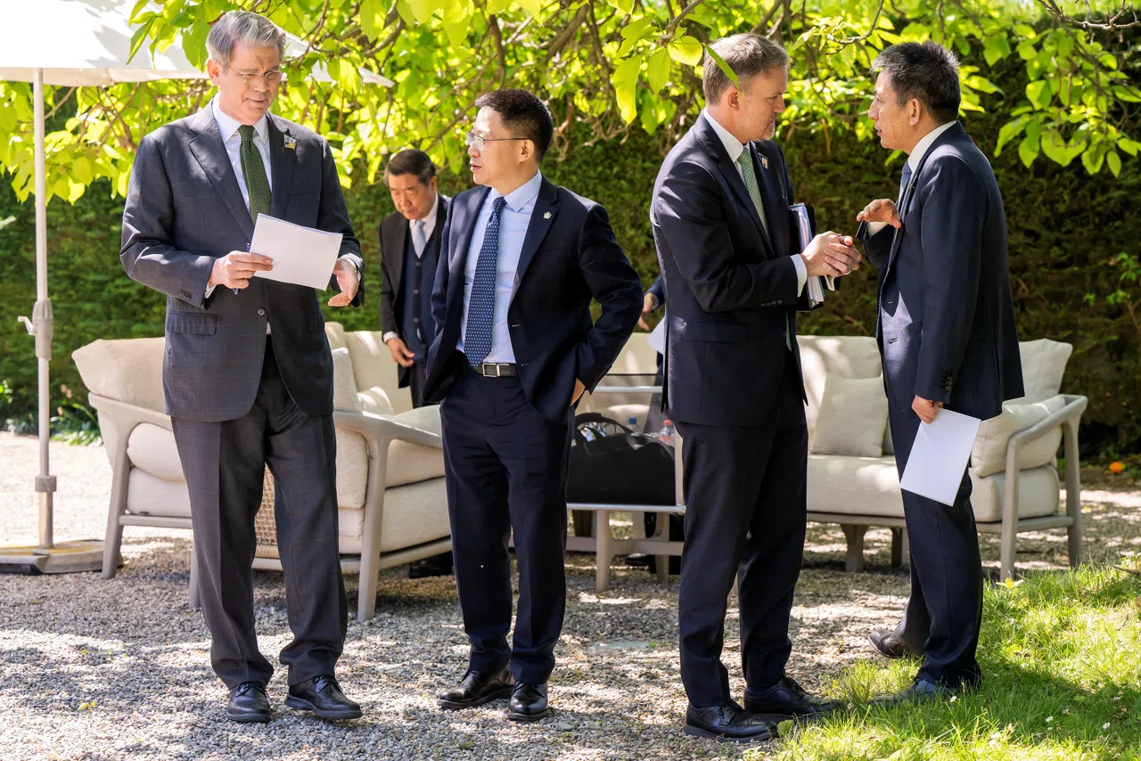 （前排左起）在日内瓦出席贸易谈判的美国财政部长贝森特、中国财政部副部长廖岷、美国贸易代表格里尔、中国商务部国际贸易谈判代表兼副部长李成钢，5月11日在户外交谈。中国副总理何立峰在后排。（路透社）