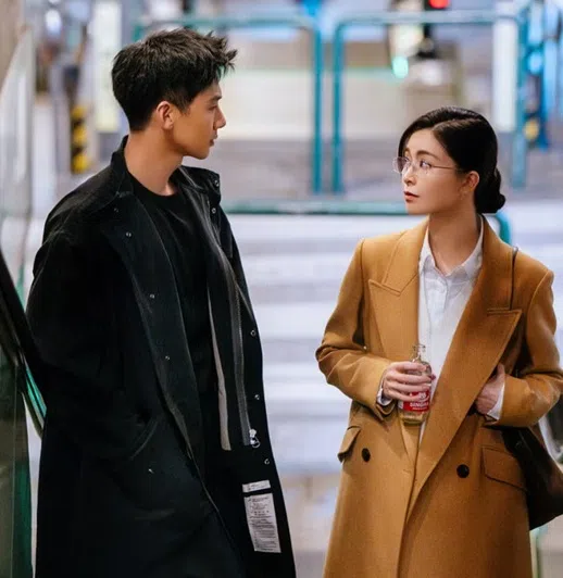 白敬亭（左）和文咏珊（右）在剧中有感情线。（互联网）