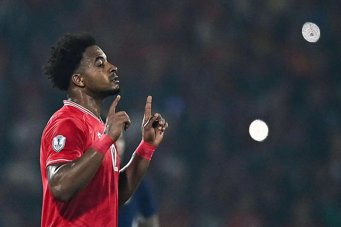 越南的巴西归化球员拉斐尔森虽只踢了约半小时就伤退，但仍凭五场比赛七个进球的出色表现，成为赛会最具价值球员和金靴奖双料得主。（法新社）