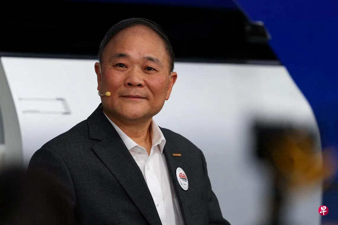 中国车企吉利汽车创始人李书福星期二（8月18日）起正式辞任吉利汽车控股有限公司董事会主席及执行董事，但仍将担任浙江吉利控股集团董事长。图为李书福今年4月出席北京国际车展的吉利汽车活动。 （路透社档案照）