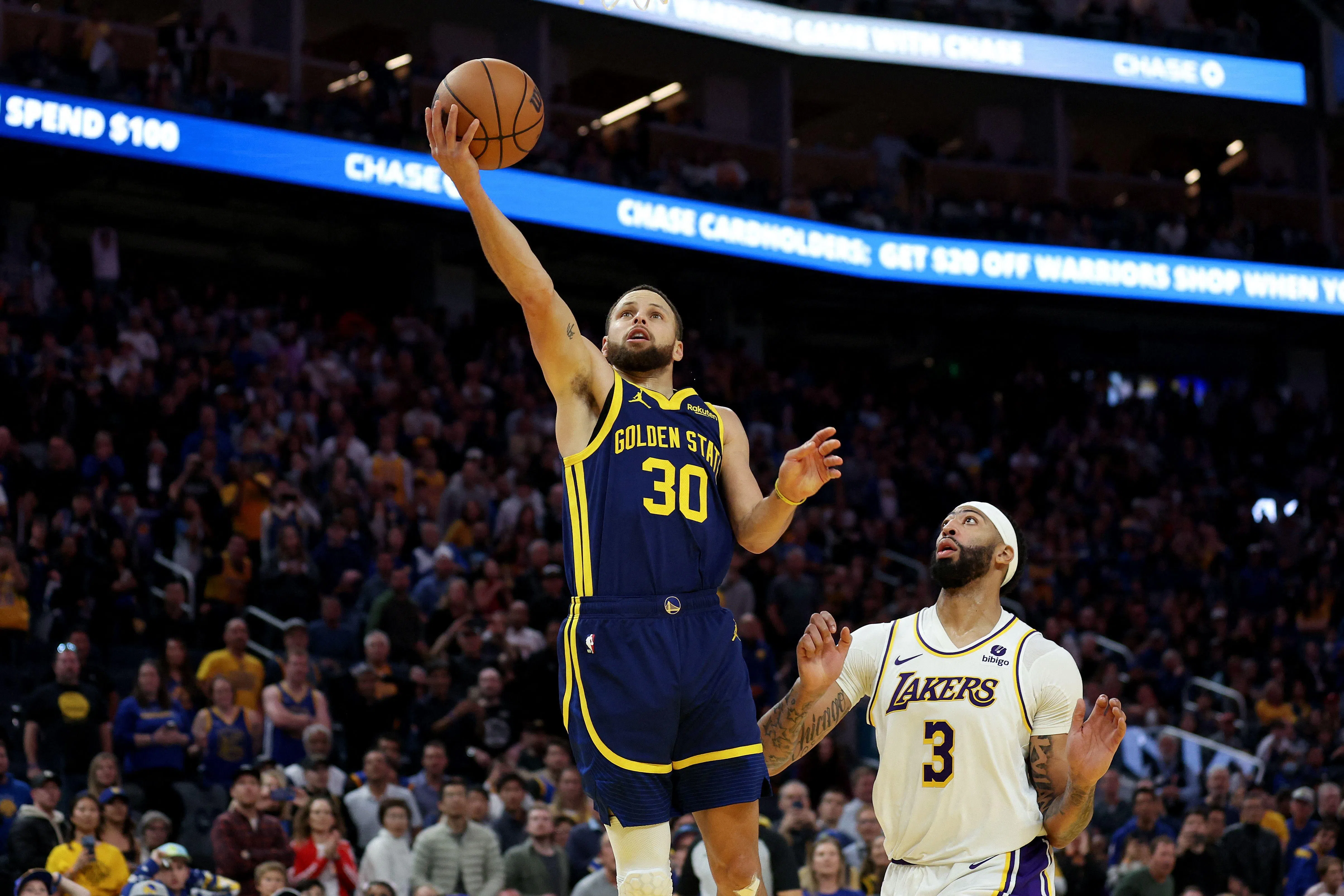 柯里成功骗过戴维斯（3号）的防守上篮取分，将比赛拖入加时。（法新社）