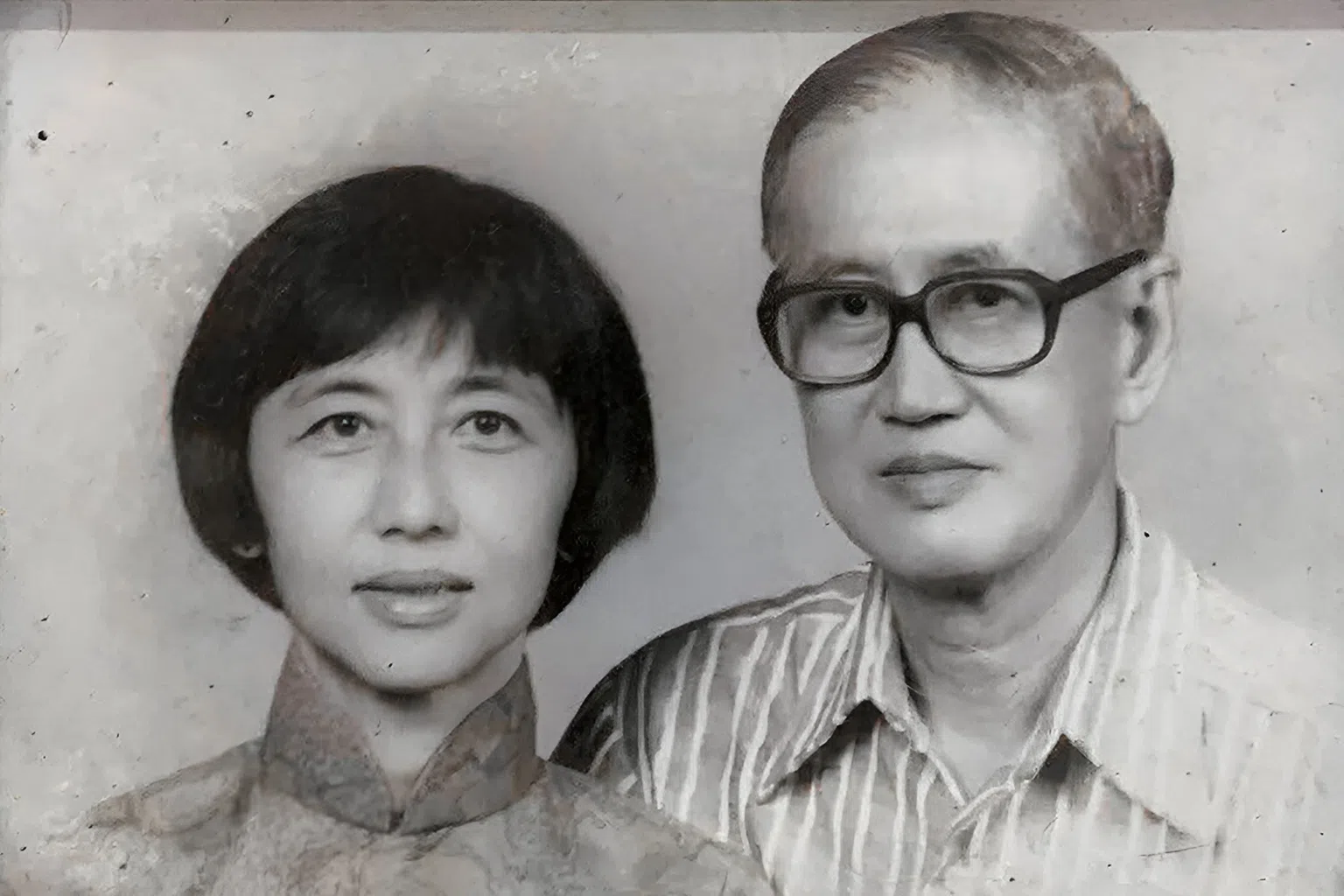 李秀思的父亲李毓奎（右）生前表明希望捐款给慈善机构，并由她的母亲（左）决定如何分配这些善款。（图/受访者提供）