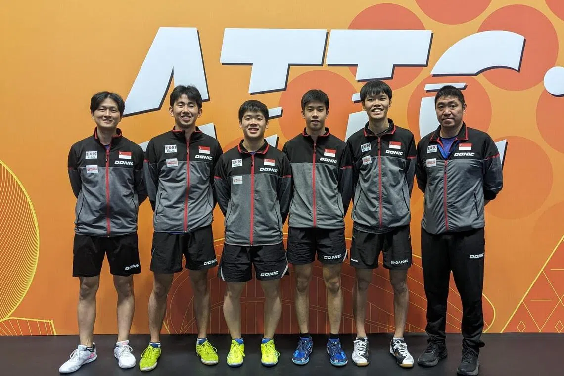 我国男队在本届亚锦赛是所有东南亚国家里表现最好的，左起为周哲宇、冯耀恩、郭勇、陈尼克、蔡劭恒和教练高宁。（取自新加坡乒乓球总会脸书）