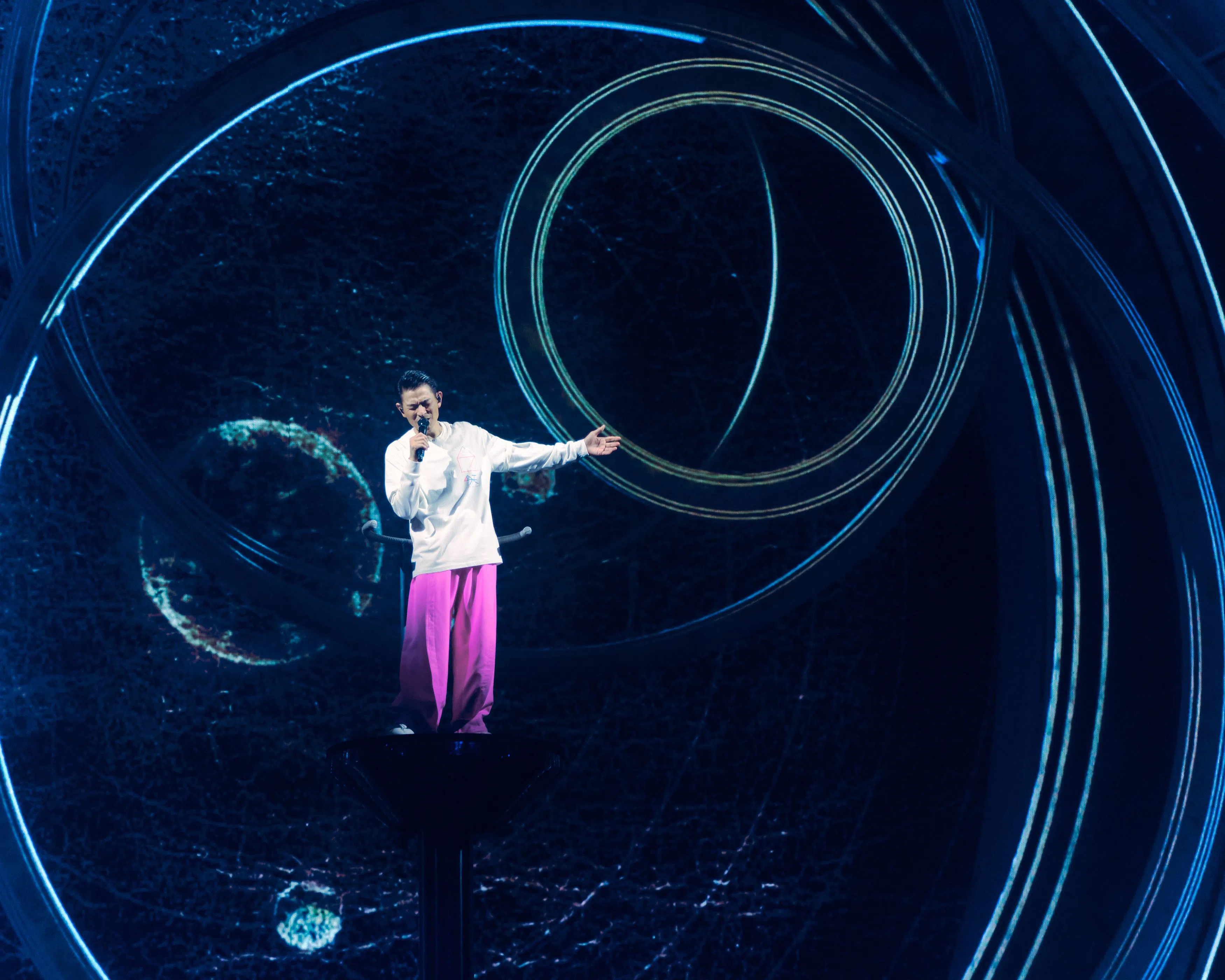 刘德华演唱压轴曲《真永远》时，画面寓意深远。（Unusual Entertainment / Focus Entertainment提供）