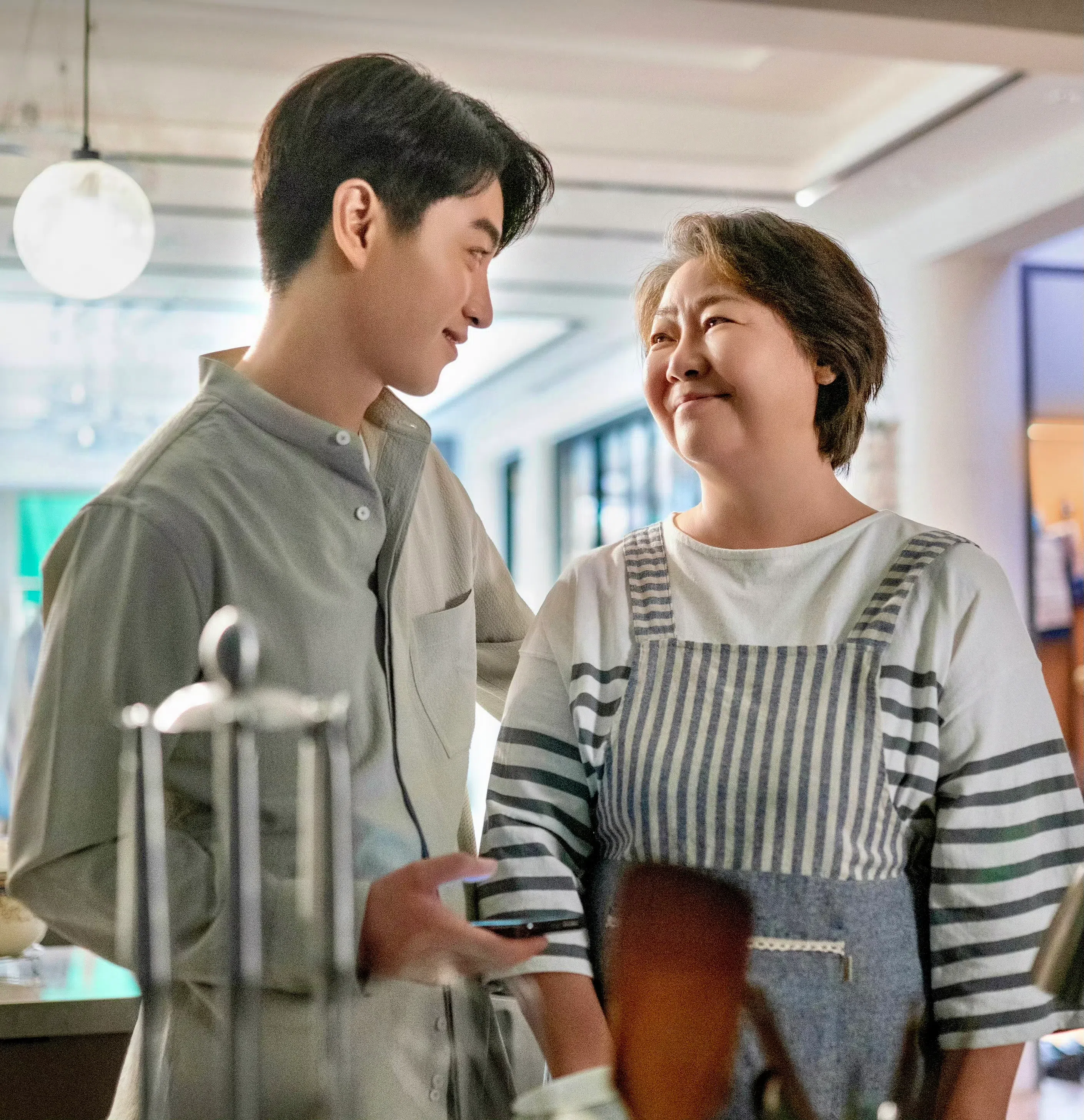 陈晓饰演的朱劲草（左）经常夹在太太与母亲（右）之间。（互联网）