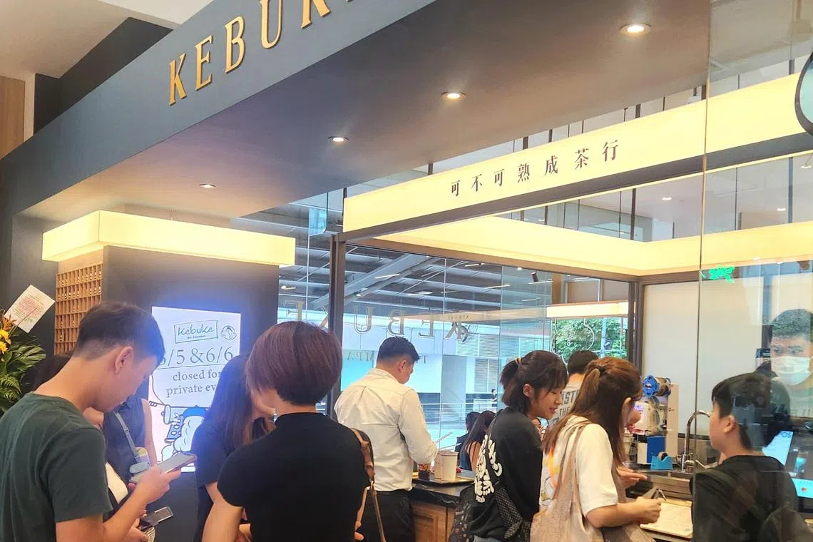 可不可在乌节Taste Singapore门店，从试营到初开业都见人潮。（陈爱薇摄）