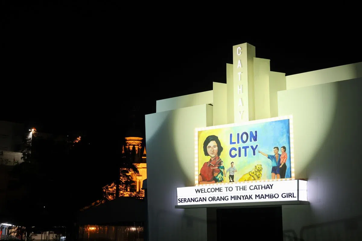 勿拉士峇沙路上忽地冒出第二栋国泰戏院！这是本地艺术团体Vertical Submarine搭来上演时光倒流剧的戏棚，几可乱真。（李冠卫摄影）