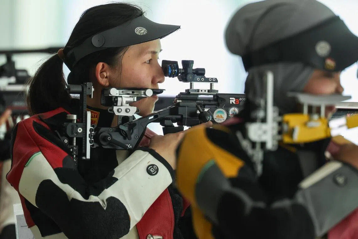 徐湘玮（左）参加八届东运会后，终在收官战上收下等待已久的团体赛金牌。（白艳琳摄）