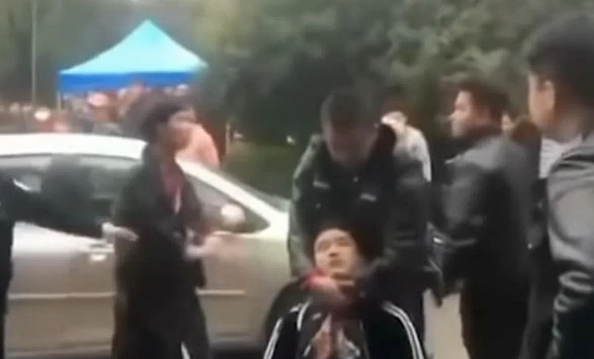 2019年5月，中国一名学生在武汉大学疑似因身穿日本和服赏樱花，被校方保卫人员强行制止，结果引发肢体冲突。（视频截取）