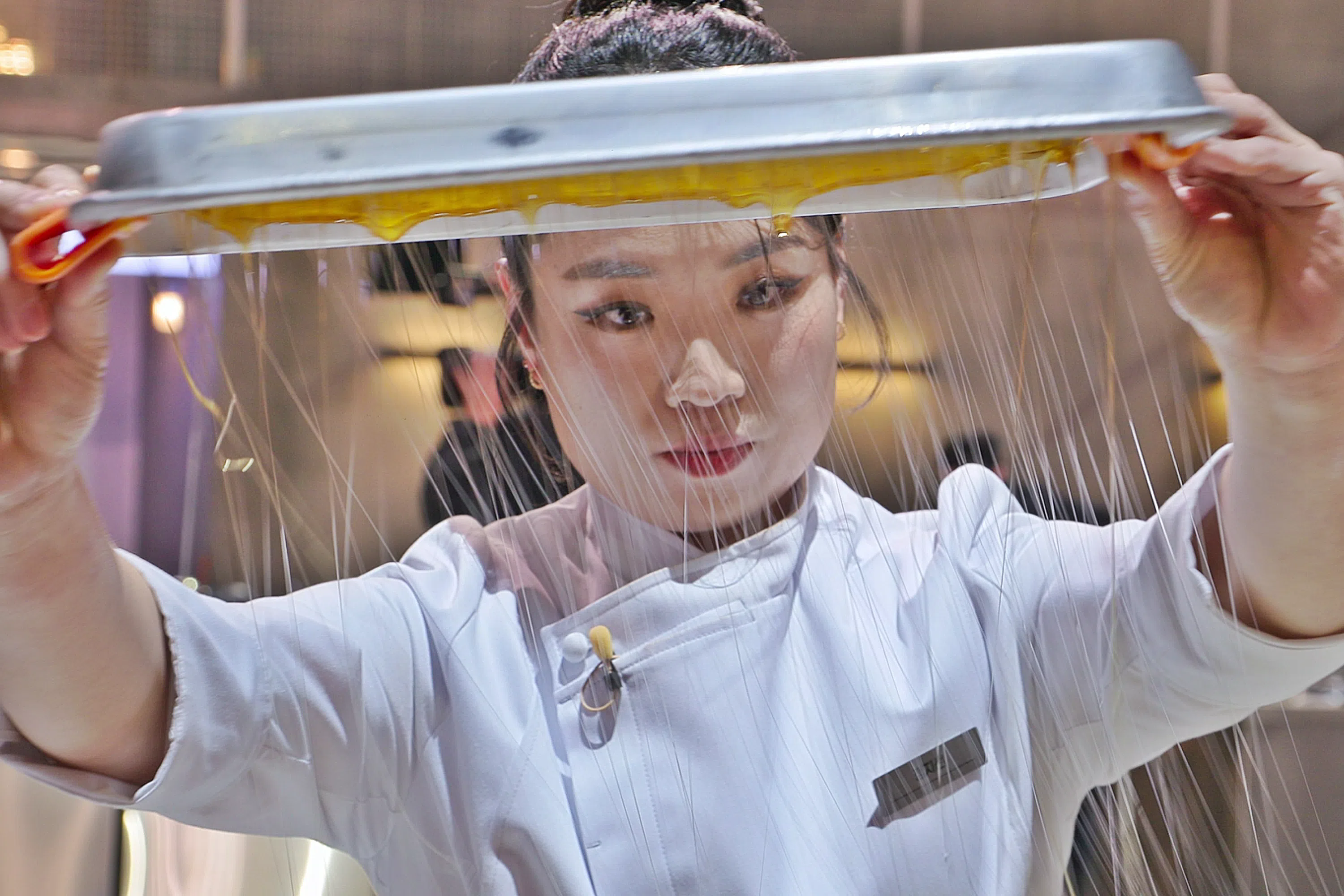 中式料理厨师郑智善在比赛中制作“拔丝”菜肴。（Netflix提供）