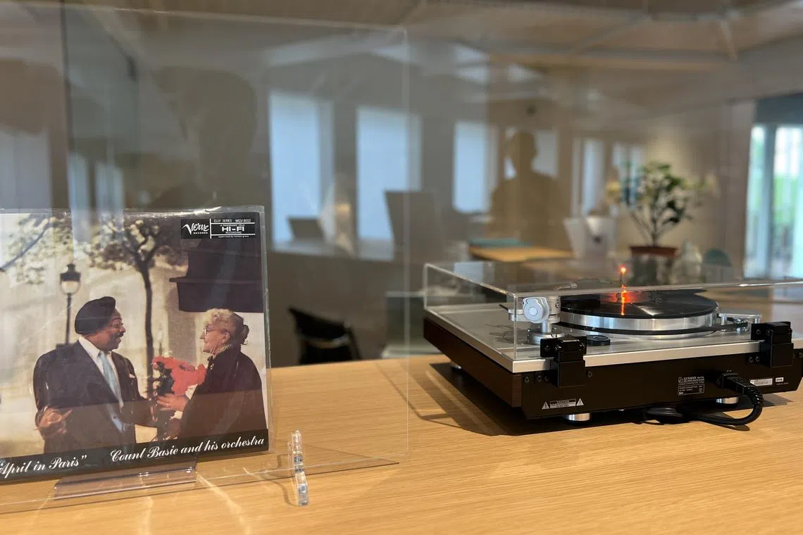 村上春树捐赠了不少个人的珍贵收藏，包括黑胶唱片等。（叶孝忠摄）