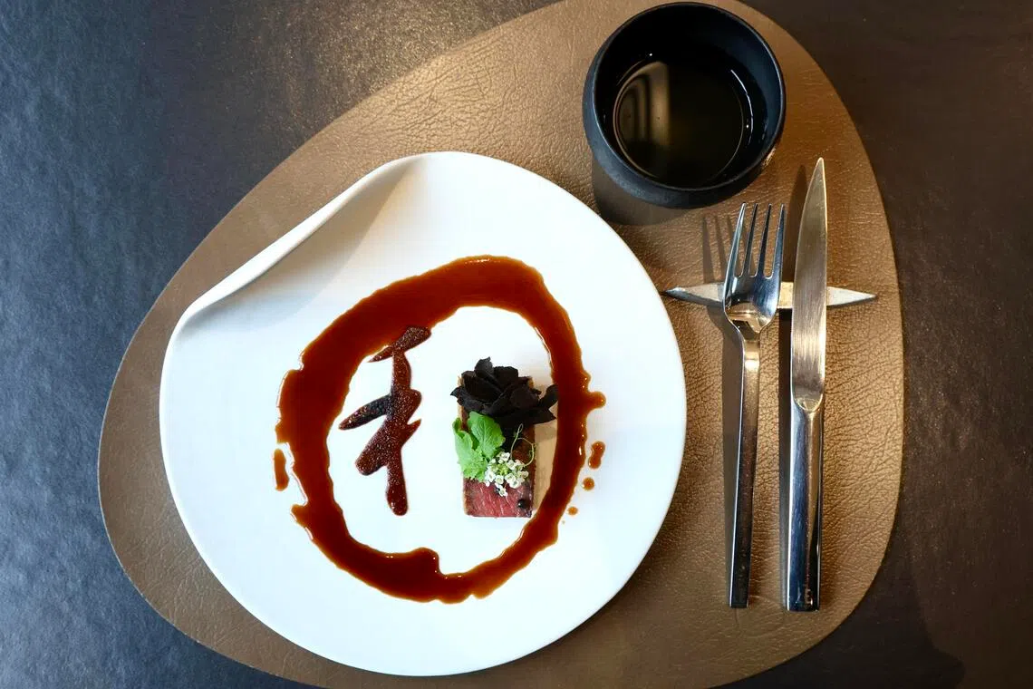 有本和辉餐馆的招牌菜炸和牛排，牛肉和酱料摆成一个“和”字，代表和牛，也是厨师的名字。（陈斌勤摄）