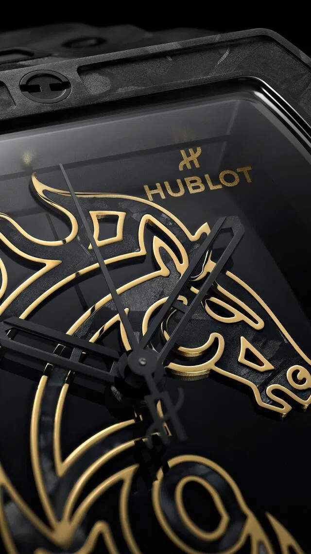 宇舶表马年腕表，表盘以手工碳纤维拼接镶嵌成奔马图案。（宇舶表提供）