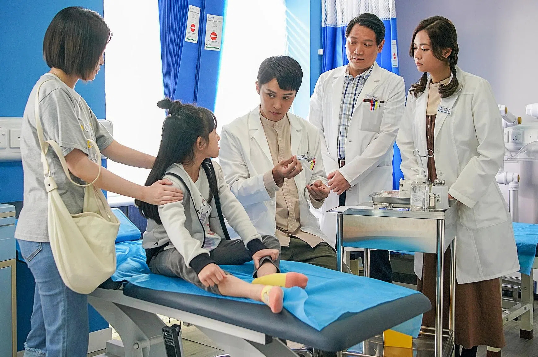 何广沛（中）在拍摄《你好，我的大夫》后对中医多了认识，前阵子看中医还第一次尝试针灸和拔罐。（互联网）