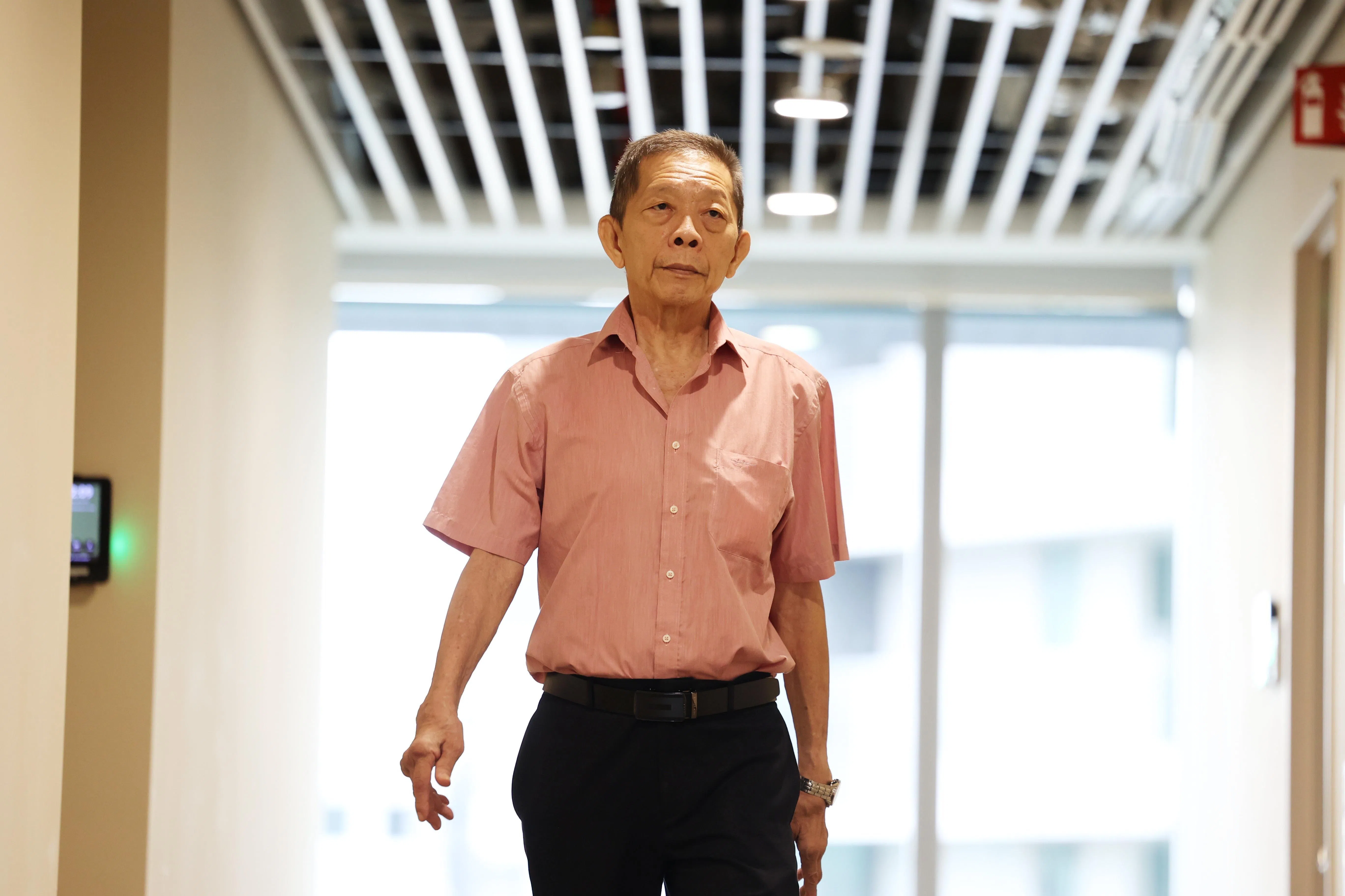 患有退行性脊椎侧弯的白志坚，去年11月在陈笃生医院完成人工智能辅助脊椎手术。如今他生活一切正常，每周三天到公园步行2公里。（何家俊摄）