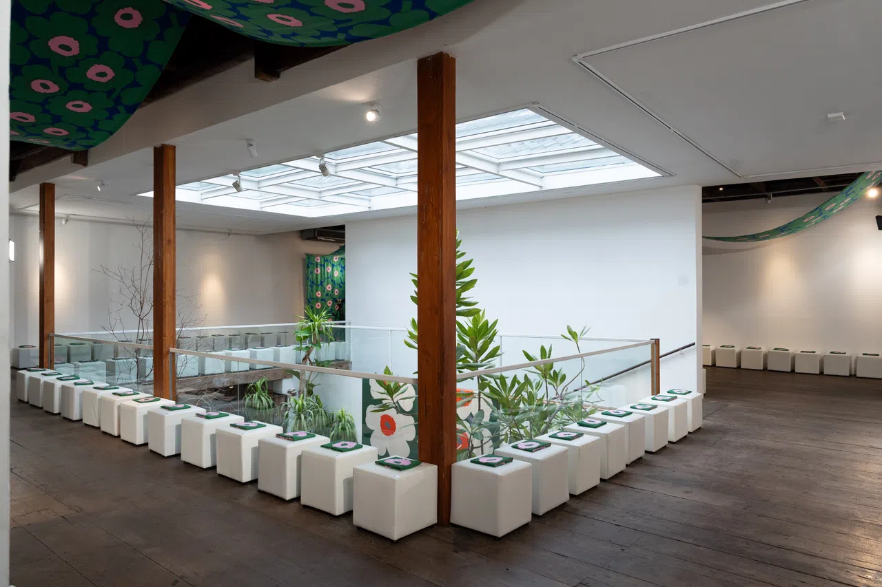 泰国Tanachira集团选了曼谷一所独栋洋房画廊开Marimekko 2024春夏时装秀，为“游霓可”庆生，表现出Marimekko知性艺术的一面。秀场由新加坡活动策划公司Division Communications创意总监Douglas Khee操刀。（Marimekko Singapore提供）