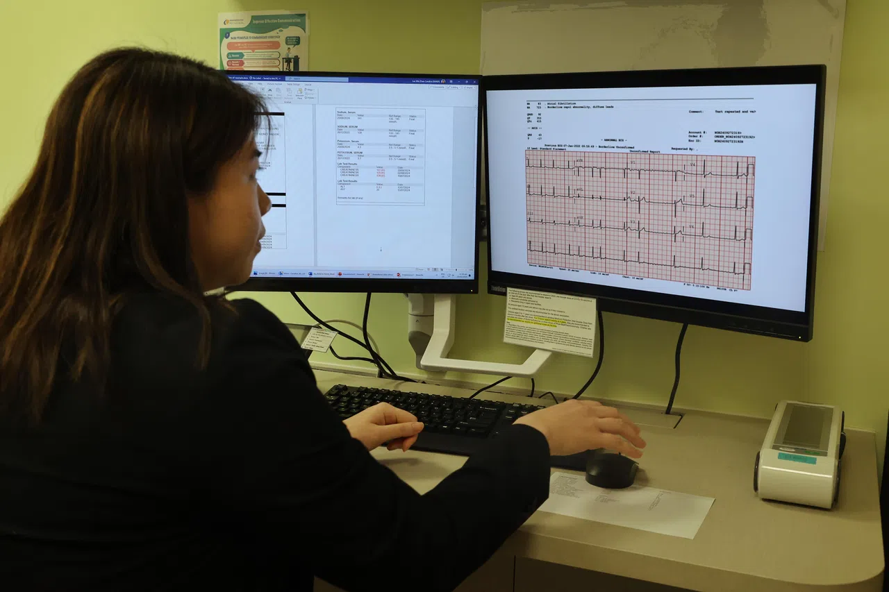 国立健保集团综合诊疗所的家庭医生，准备和心脏专科医生远程会诊，为心房颤动病患提供一站式诊疗方案。（唐家鸿摄）