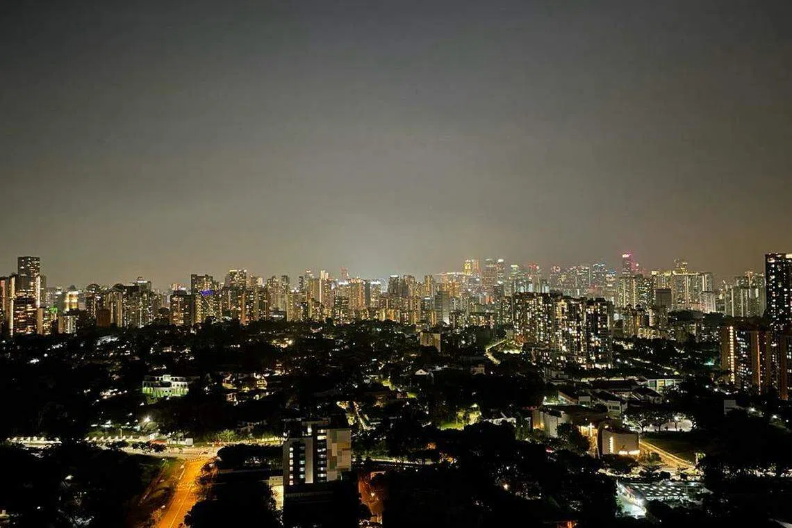 你有多久没欣赏岛国的夜景？入夜后的天台花园值得你放下手机，欣赏夜的美。（受访者提供）