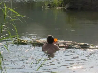 邢万和在湄公河做白鳄表演，为湄公河发声。（艺术家提供）