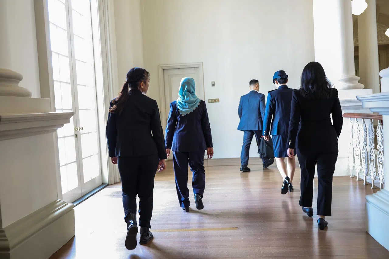 总统无论外出还是在总统府内，总会有副官、贴身保镖，以及私人秘书随行。（白艳琳摄）