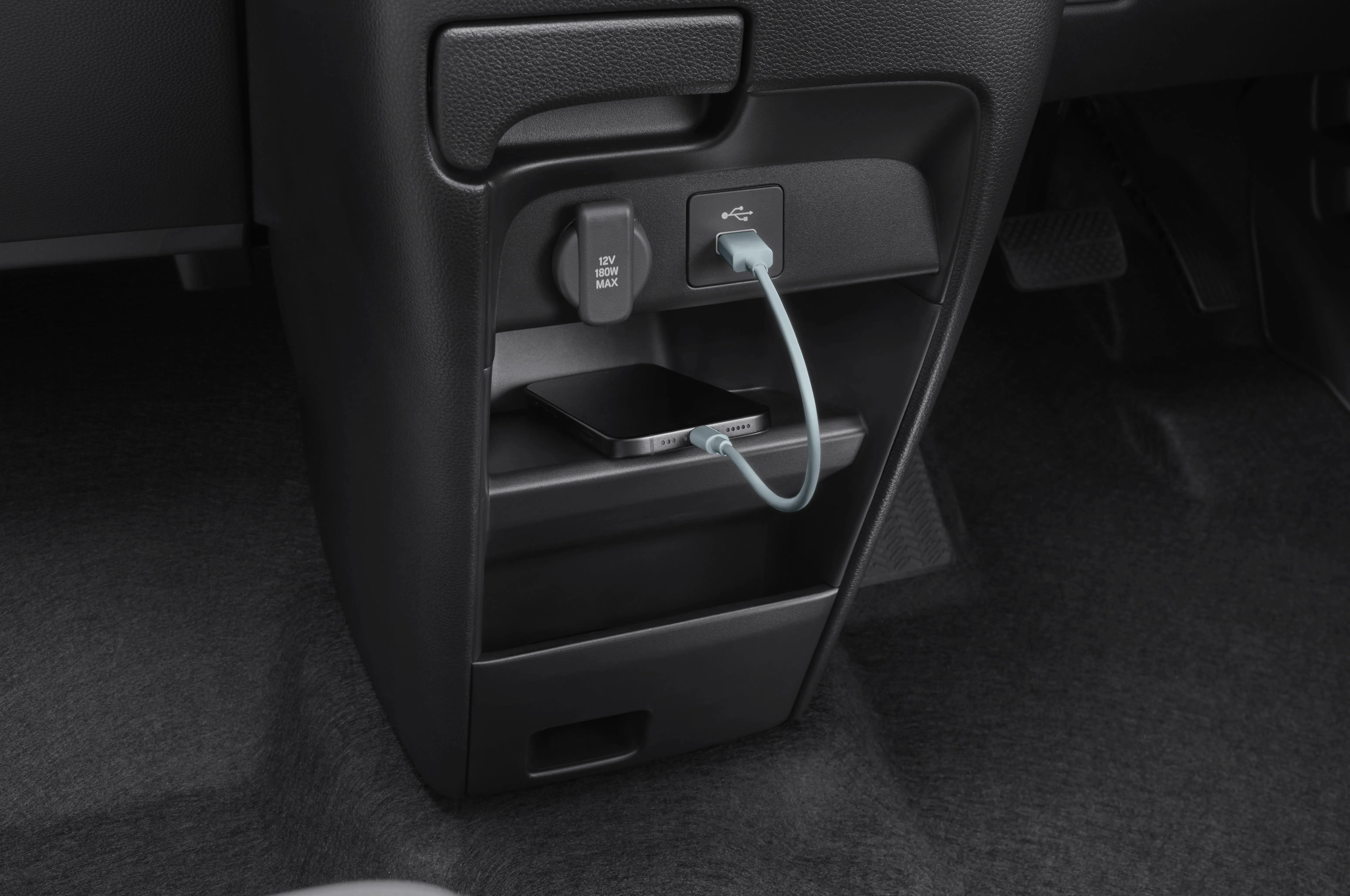 前座保留一个USB-A充电口，没有无线充电槽。（车商提供）