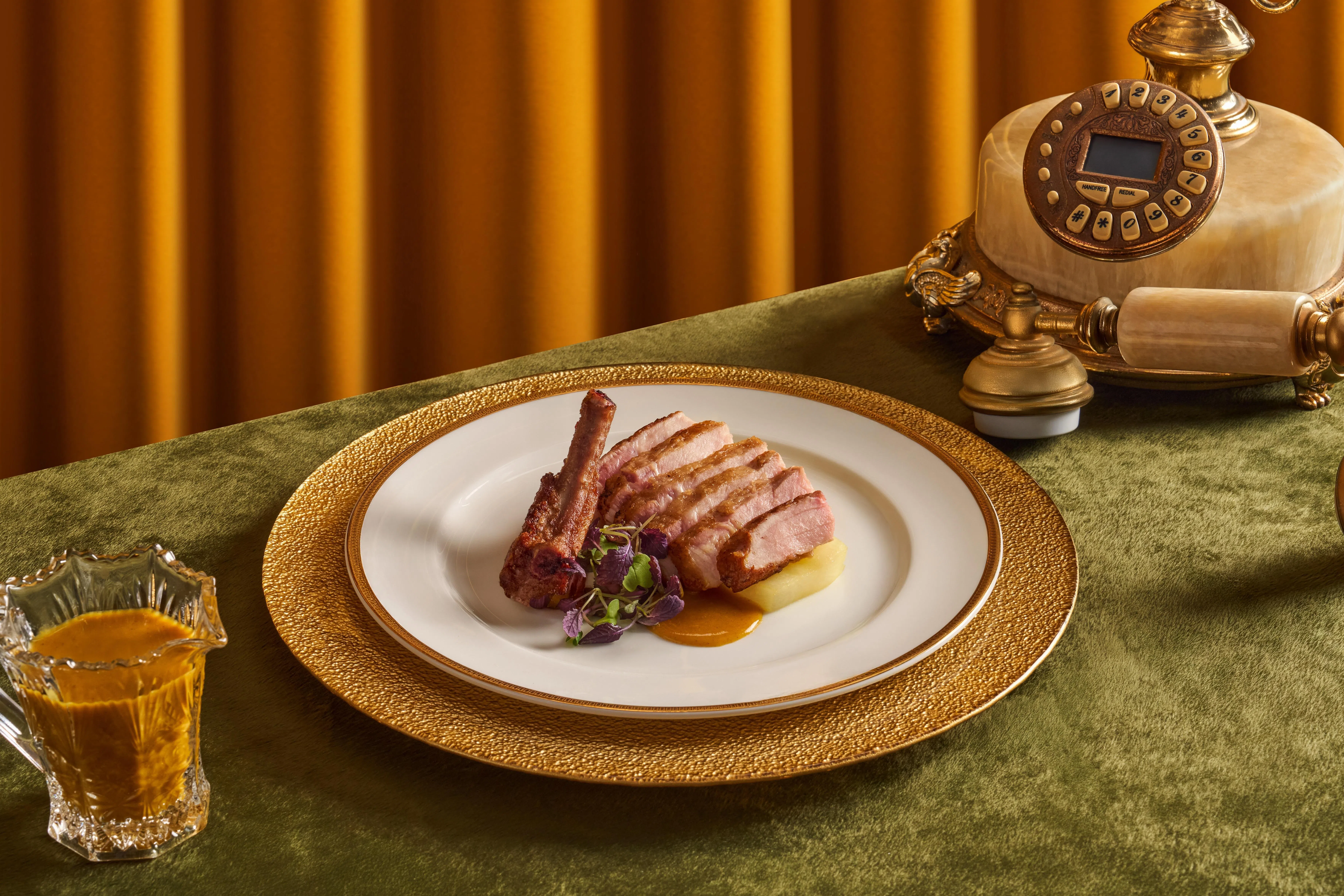 英国放养大白猪架配粤式咖喱汁，口味偏甜的咖喱更接近港式咖喱风味。（餐馆提供）