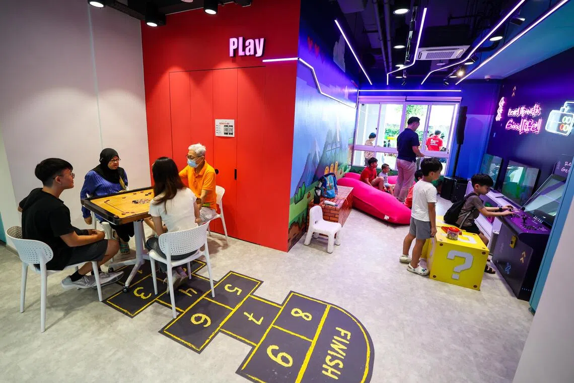 蒙福关爱旨在把活跃乐龄中心打造成富有活力的地方。这个位于淡滨尼第142座组屋的乐龄中心设有电玩机，以及桌游这类传统游戏，并以色彩鲜艳的设计，吸引年长居民与家人。（林明顺摄）