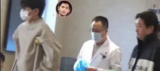 杨洋（左一）和经纪人、医生的同框照在网上流传。（互联网）