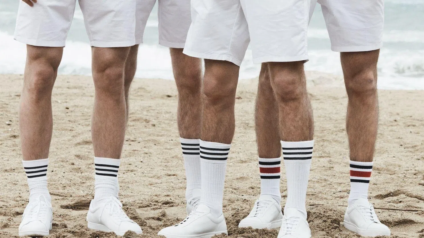 带横条的中筒袜近年成了Z世代的时尚象征。（互联网）