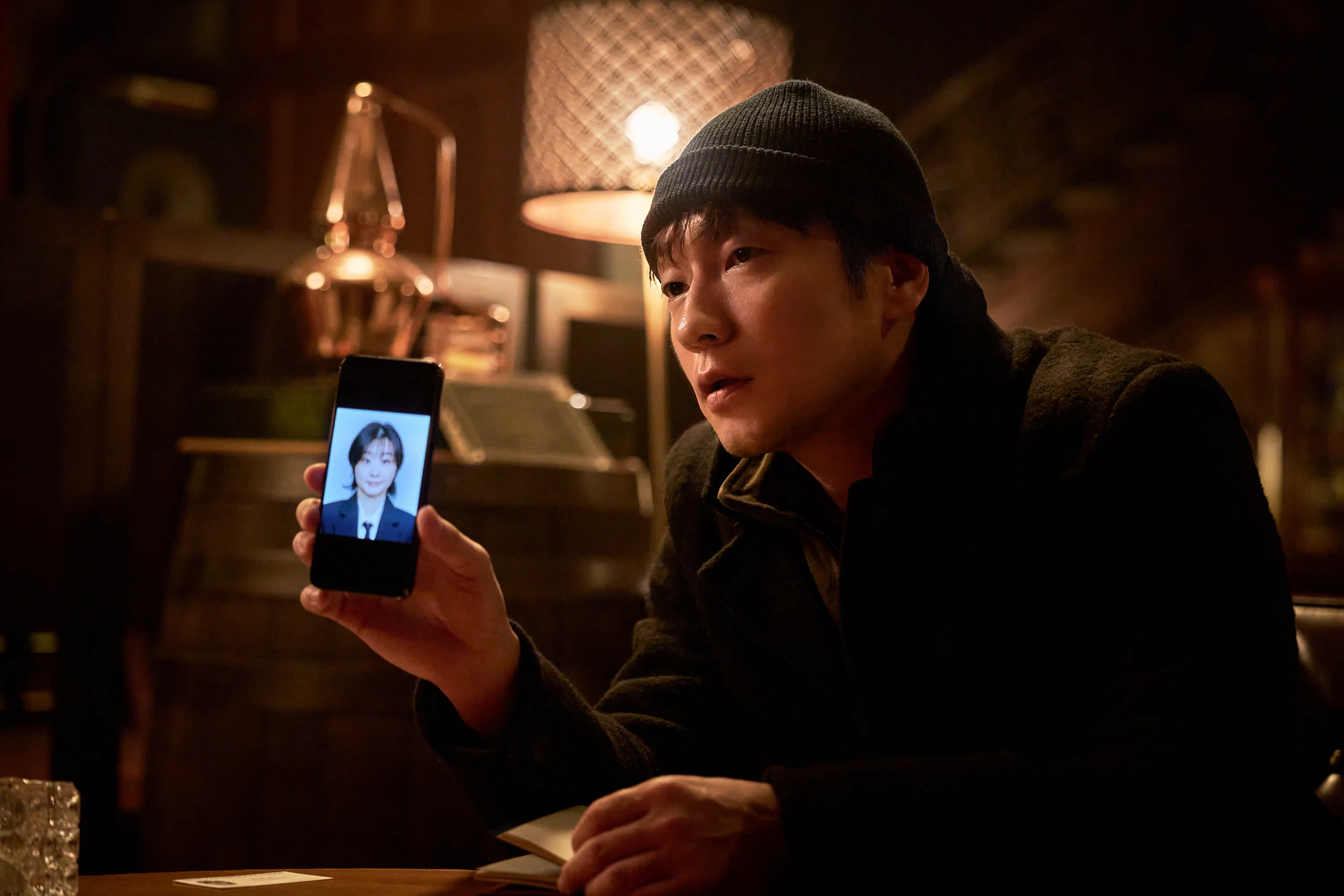 孙锡久饰演性格古怪的刑警，试图解开拼图杀人案的真相。                          （Disney+提供）