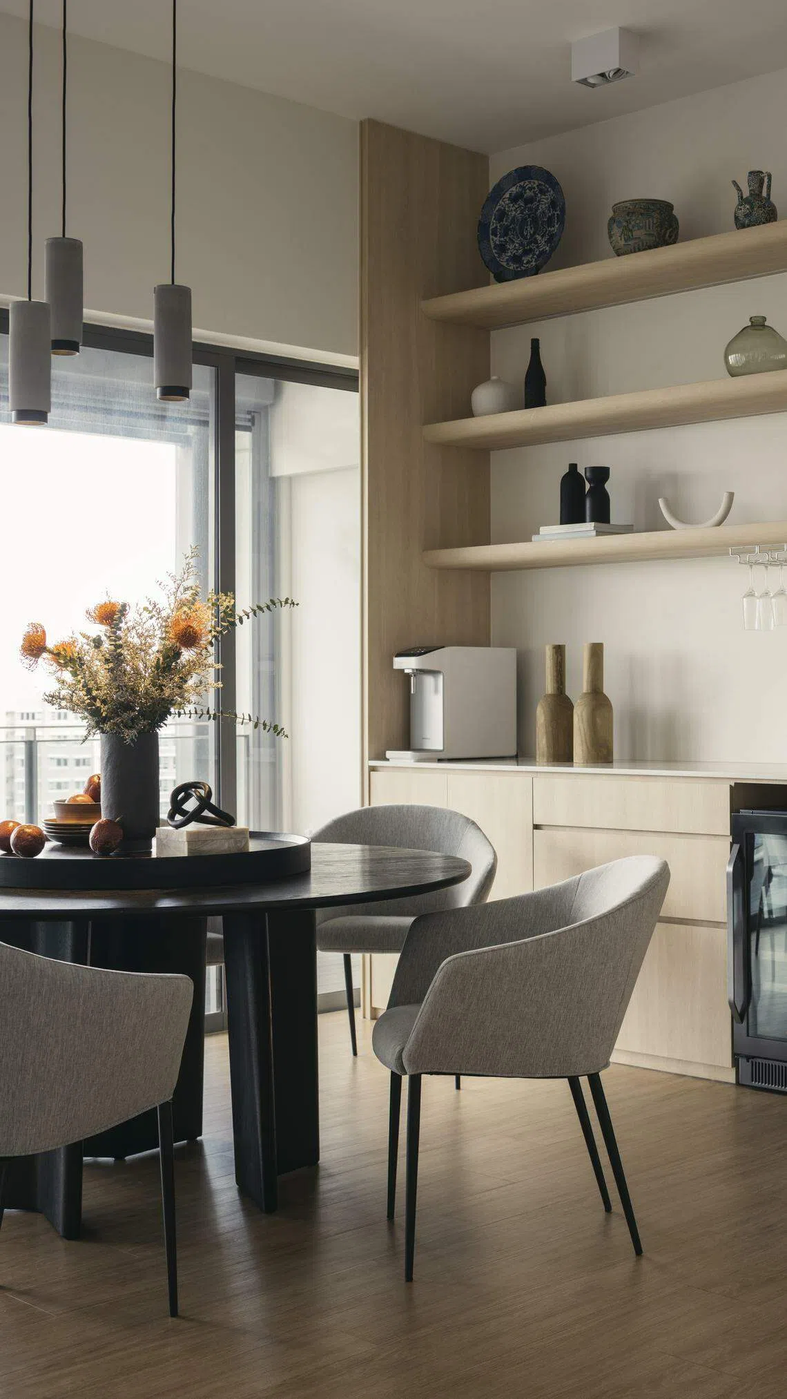 饭厅里特别打造的摆设柜兼具茶水柜功能。（Happe Design Atelier提供）