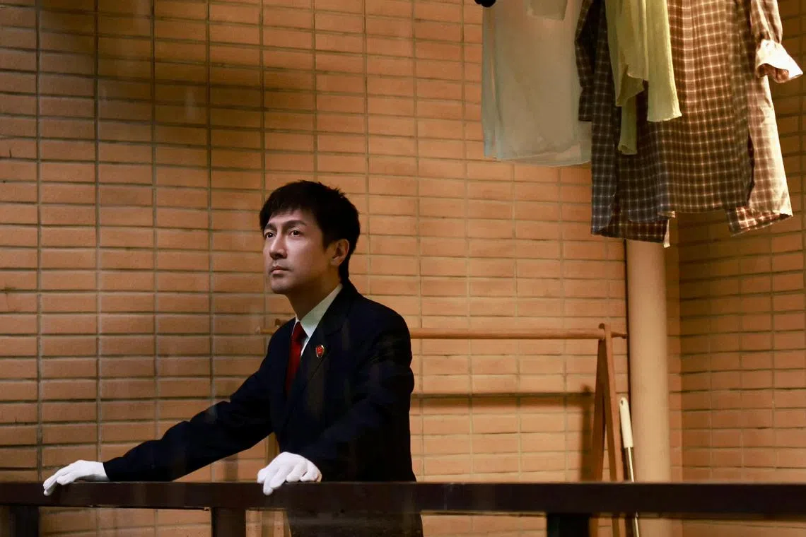 张鲁一饰演的段鸿山前往江婷（叶青饰）家办理杀夫案，他认为长期遭受家暴的江婷是正当防卫。（取自剧集微博）