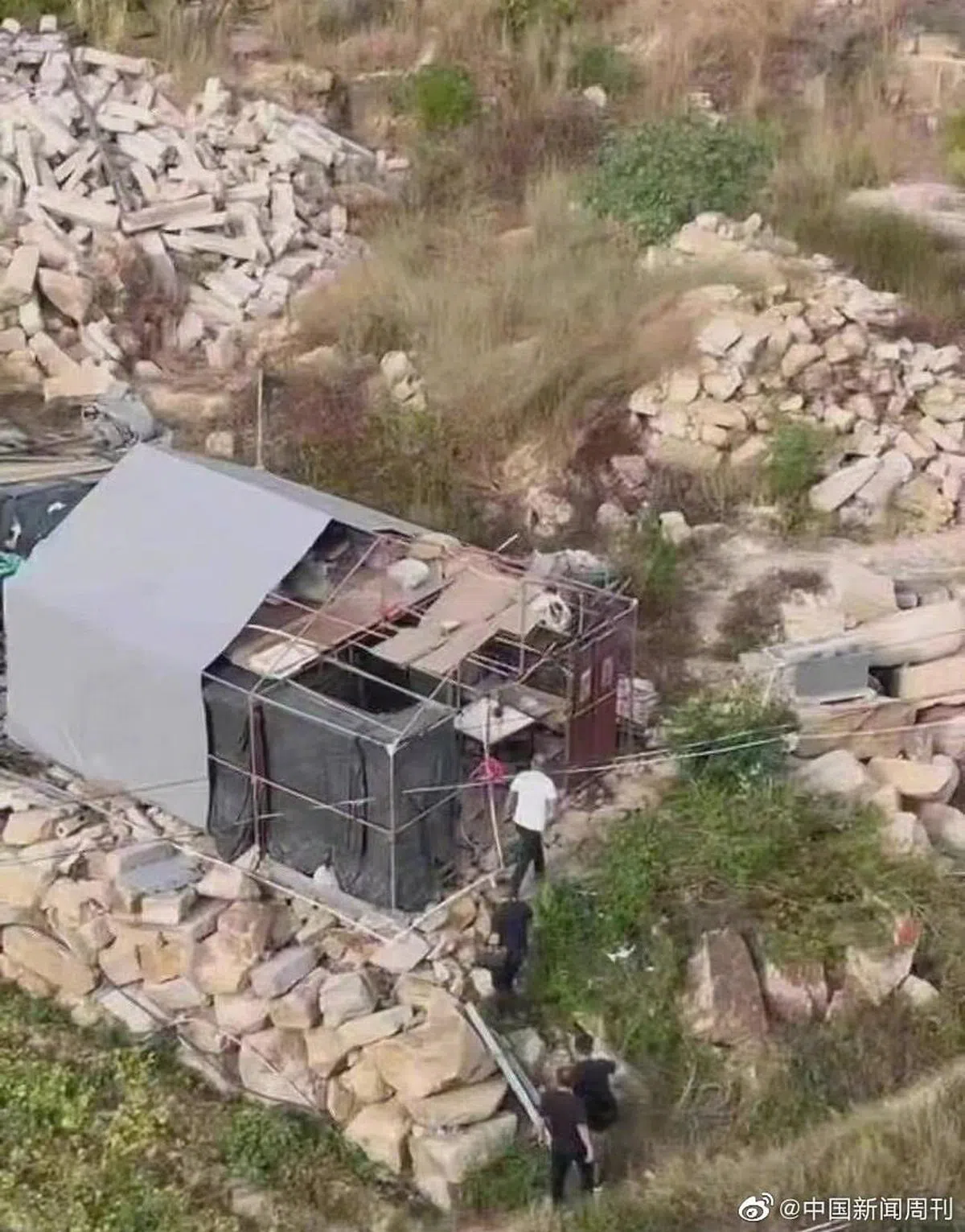 过去五年欧金中一家老小都被迫生活在临时搭建的雨棚里。（互联网）