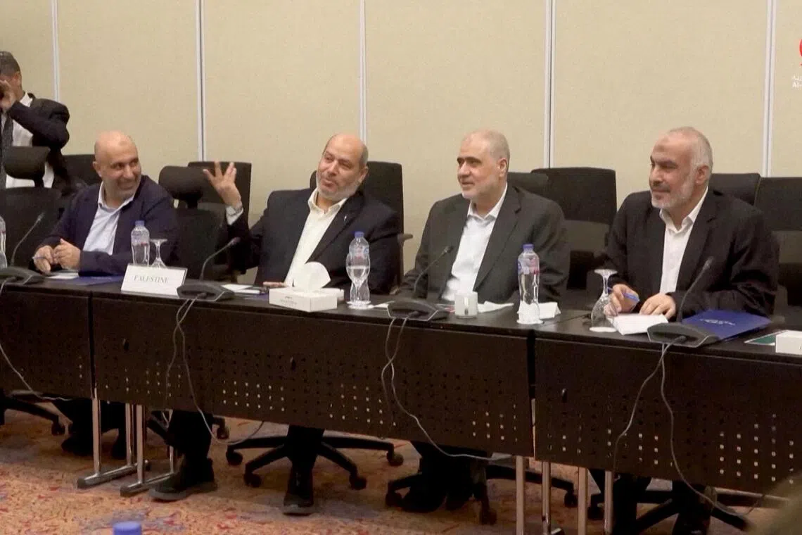 在以哈停火协议达成前，哈马斯高级官员卡里（左二）星期三在埃及会见来自埃及、卡塔尔和土耳其的有关代表。（路透社／视频截图）