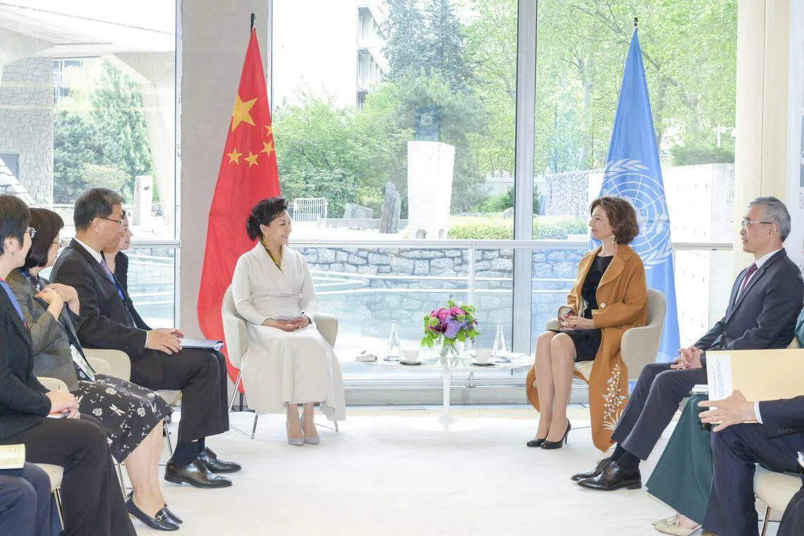 中国国家主席习近平夫人彭丽媛（右三）5月6日在巴黎参访联合国教科文组织总部，并与该组织总干事阿祖莱（右二）会面。（新华社）