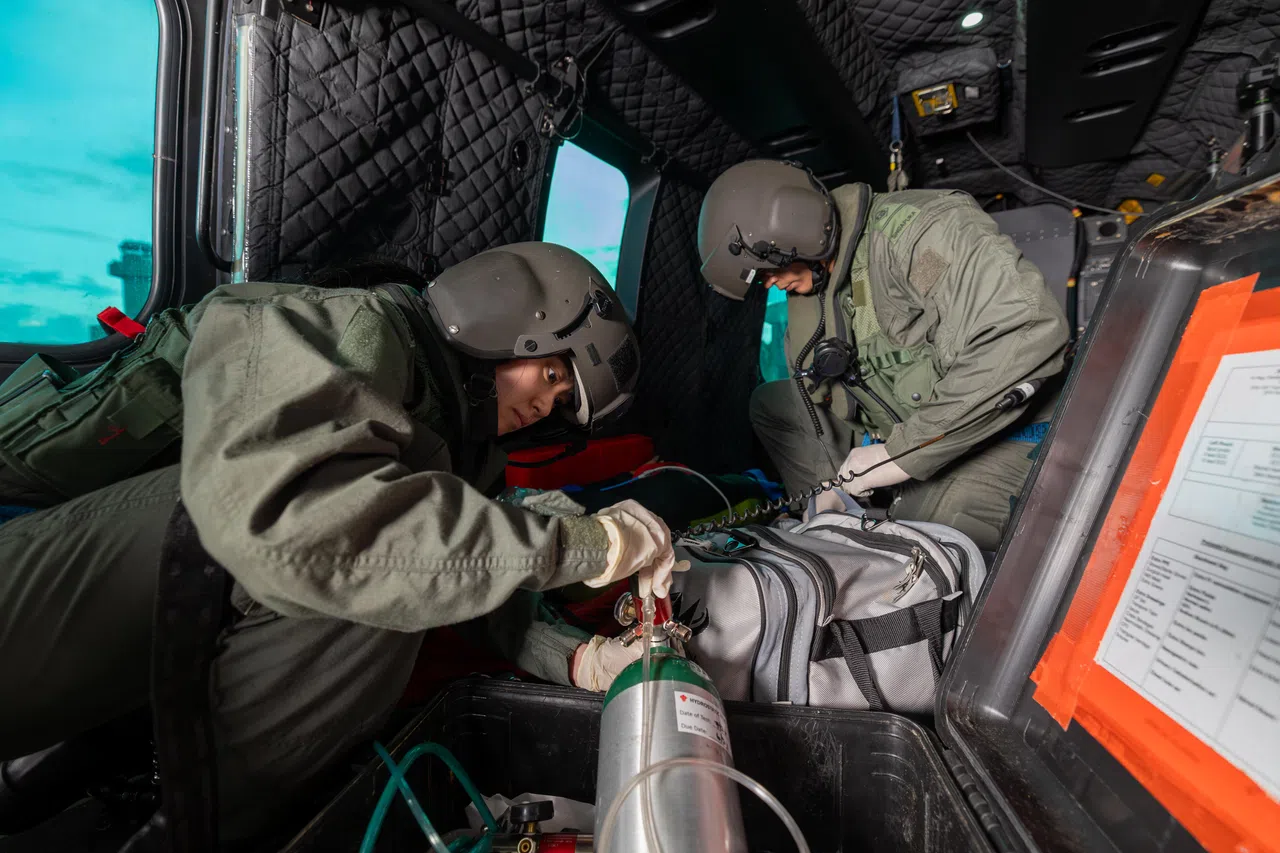 有限的空间和强烈噪音，对争分夺秒的直升机紧急医疗后送任务及团队沟通形成考验。图为军医涂宇慧上尉（左）与高级医务员李传杰二级军事专才，在直升机内为模拟伤者进行处置。（吴先邦摄）