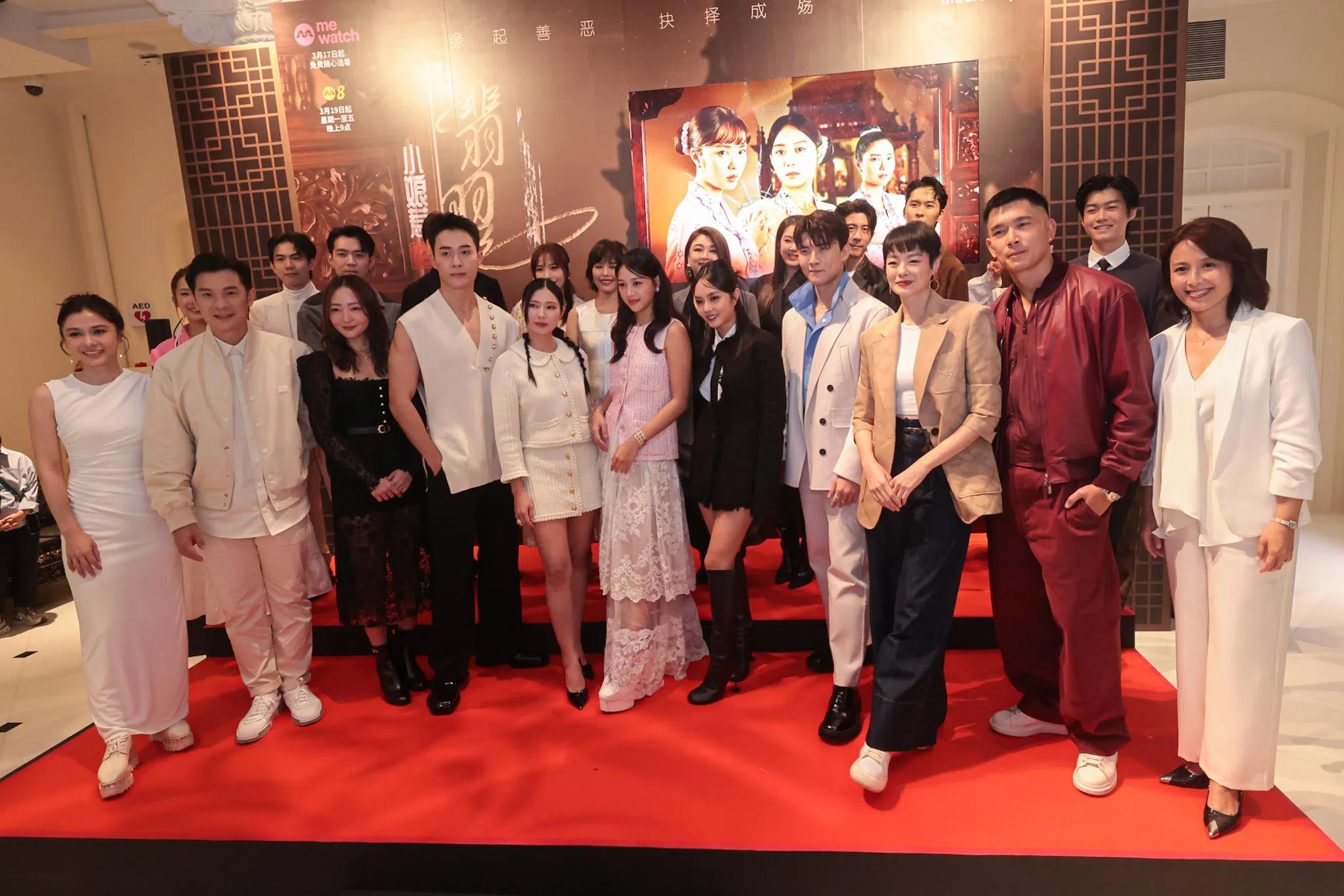 《翡翠山》的23名演员在土生文化馆拍大合照，演员分两排站，刘怡伶（前排中）是大C位。（李冠卫摄）