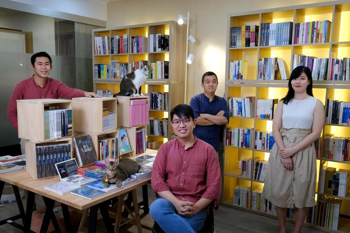 潘景鹏（左起）、汪来昇、洪均荣与陈文慧是新文潮出版社的创社成员。（档案照）