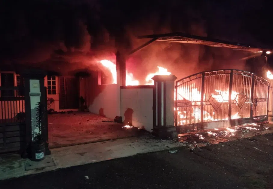 华裔夫妇屋主与儿女熟睡之际，数枚汽油弹投入庭院狂烧，幸好邻居机警发现异况，触动汽车警报声示警，屋主一家四口才惊险逃过一劫。（中国报）