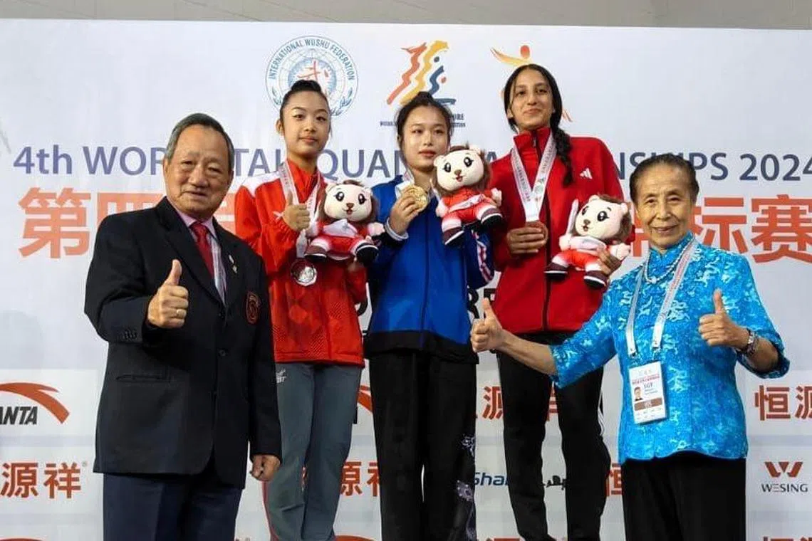 小将胡睿恩（左二）在第三套36式太极剑中以8.816分夺得第二名。（新加坡武术龙狮总会提供）