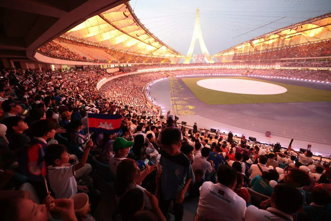 能容纳6万人的摩罗多克泰科国家体育馆座无虚席。（李冠卫摄）