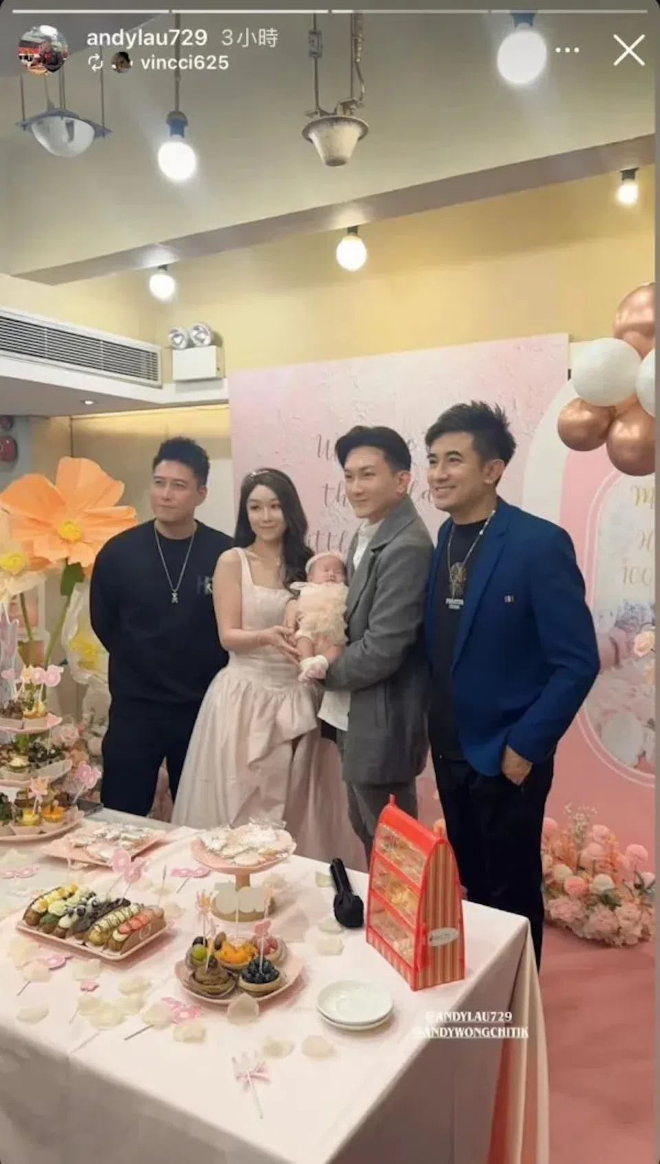 王致狄（右二）和妻子（左二）为新生宝宝办百日宴。（取自王致狄IG）