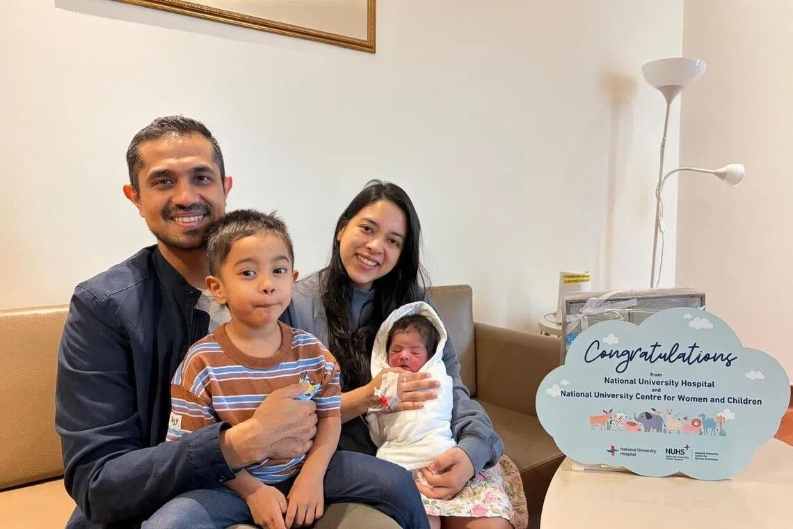 元旦零时零分，桑托森夫妇在国大医院喜迎小儿子伊萨亚诞生。由于长子奥利弗2022年9月9日也在同一家医院出世，夫妻俩将两个孩子的生日视为“好事成双”。（国大医院提供）