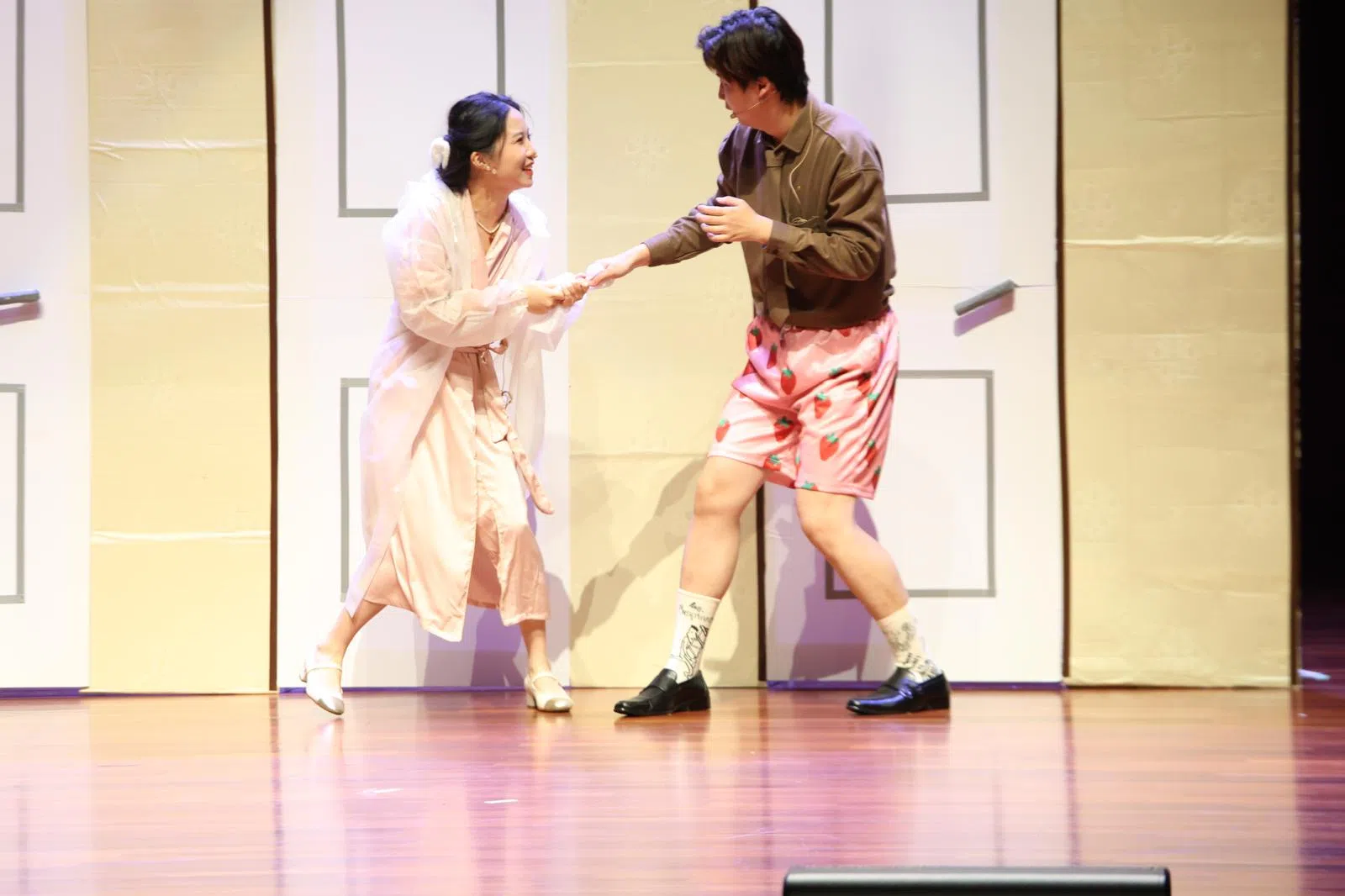 饰演“许先生”的演员魏啸自认非常内向，穿粉色草莓裤满场跑“需要鼓起毕生勇气”。（南大中文学会宣传组万木森摄）