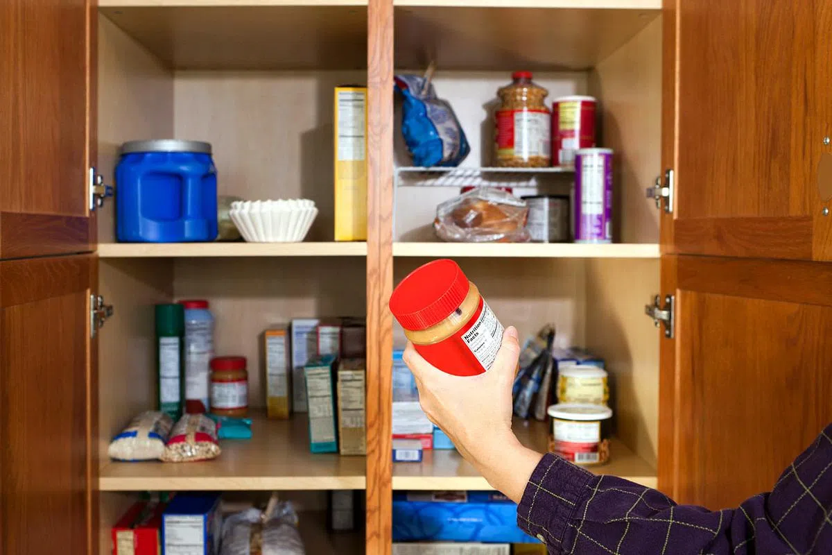 储存食物应定时查看有效期，尽早吃完快到期的食物。（图/Getty Images）