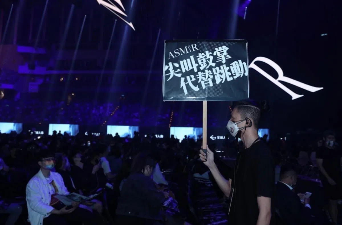 张惠妹演唱会工作人员提醒歌迷以鼓掌代替跳动。（互联网）