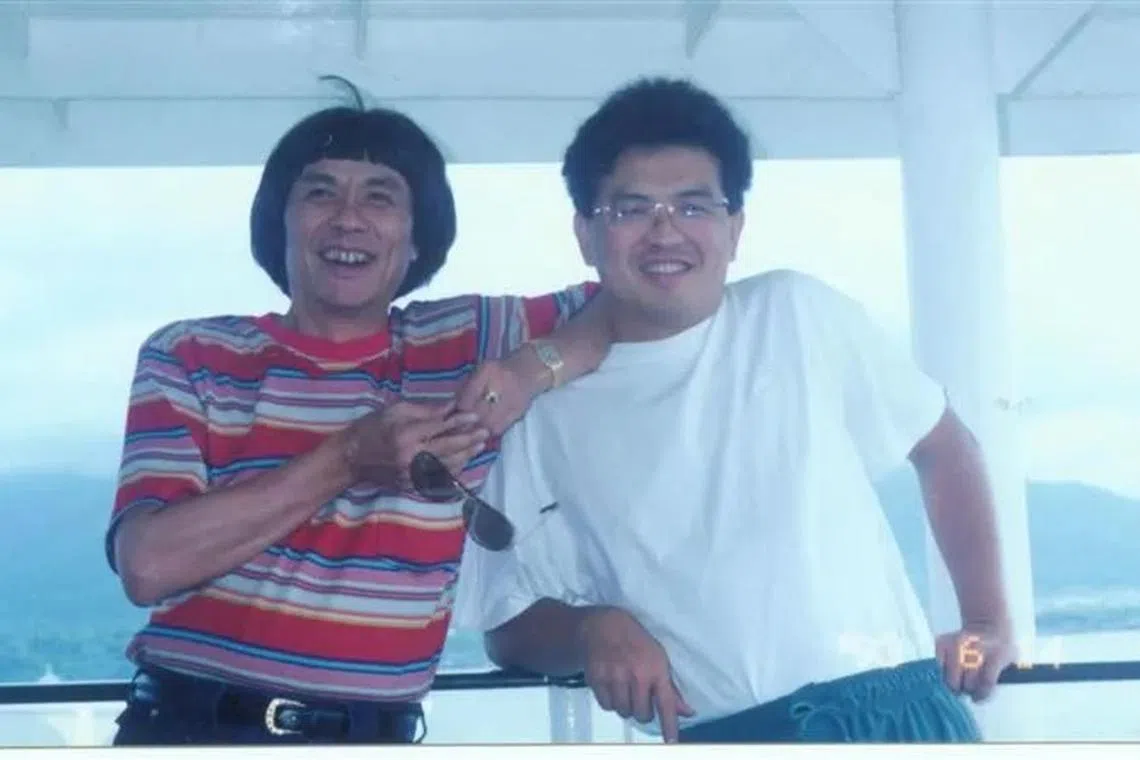 猪哥亮（左）与长子谢顺福昔日合照。（谢顺福图）